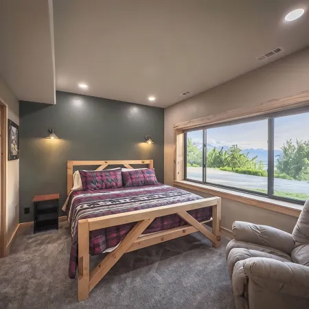Luxurious Cabin in Alaska w/ Hot Tub & Cedar Sauna