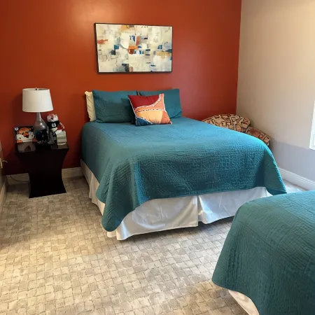Auburn First Floor Condo. Walking Distance To Jordan Hare and Auburn Arena
