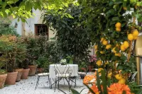 Dimora Paolina charming villa with secret garden, in the historical center of Lucca - Bungalows