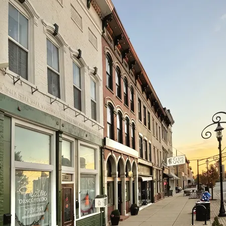 Luxury 1BR/BA Loft in the Heart of Downtown Marshall