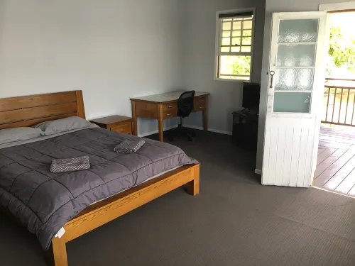 4 bedroom home. Close to restaurants,fast food, shopping and hospital - balcony