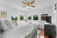Elegant Colonial, Heart of Downtown - Bungalows