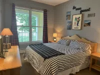 5 minute walk to lifts and Stratton Village! Cozy fireplace with a private patio Hoteles en Stratton