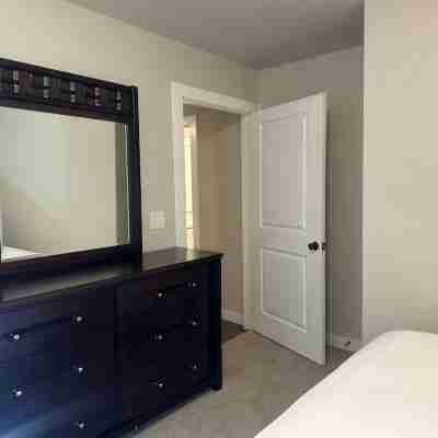 New Luxury Styled Cottage Home with TV in each room. Rooms
