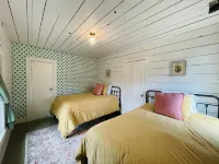 Eclectic cottage, steps from downtown カールトンのホテル
