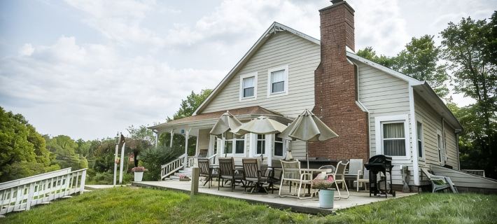 3 acre Lake, Farm Animals Petting Zoo, Horses and Horseback Riding, Room to roam Hotels in Hendricks County