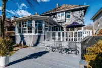 Only Urban Beach House in Chicago - Bungalows