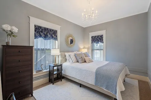 BEAUTIFUL village apt.  Walk to river, shops, eateries. Great for getaway / work - 4-Star