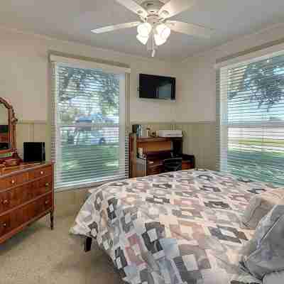 Super Cute Coastal Bend Cottage! Book Your August & September Get Away Soon! Rooms