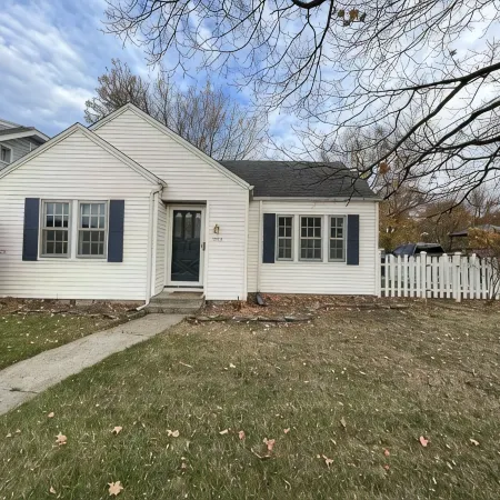 Charming 2 bedroom cottage close to downtown