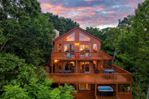 Mountain Cabin · Hot Tub · Pool Table · Ridge Views · Grill · Arcade · Hiking - シャレー