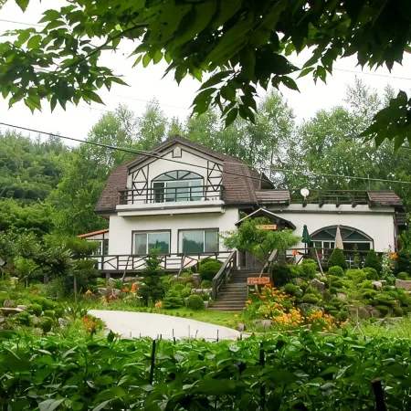 Wonju Chiaksan Juryeongol Pension Отели рядом с достопримечательностью «Храм Пэклёнса»