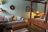 Upscale King Suite with Purple Mattress and reserved off-street parking - Wifi
