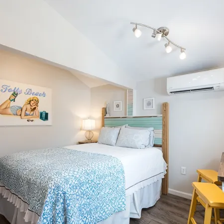 Nautical-themed Studio less than a block to sea, sun and fun!