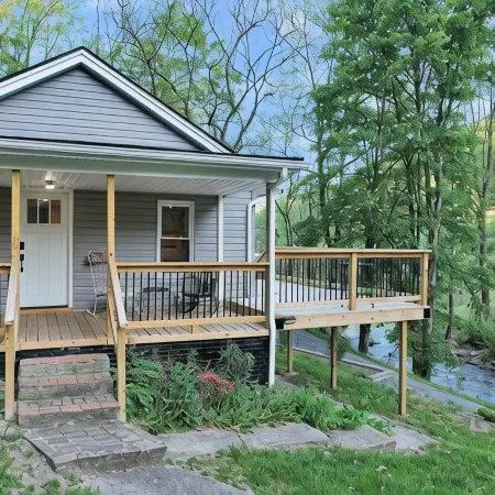 Creekfront Cabin on Tumbling Creek with 2 Bed, 2 Bath and Dog Friendly!