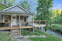 Creekfront Cabin on Tumbling Creek with 2 Bed, 2 Bath and Dog Friendly! - Hytter