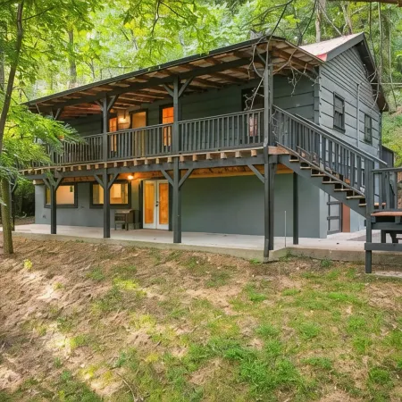 DeerRidge Lodge-Charming Retreat mins from Historic Franklin and Nashville.