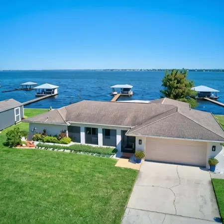 Tranquil Lakefront Retreat