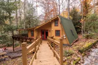 Dog-Friendly Cabin in Appalachian Mountains! -Near at, Firepit, with Hot Tub! - Feriehus
