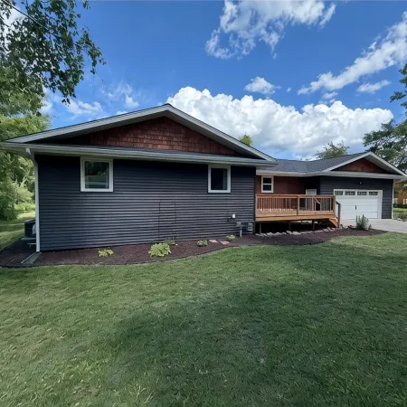 Dockside Retreat on the Canal on Lake Bemidji- 4BR, 3BA-Hot Tub-Fireplace!