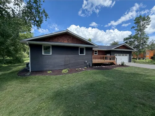 Dockside Retreat on the Canal on Lake Bemidji- 4BR, 3BA-Hot Tub-Fireplace! - Boutique