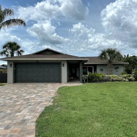 Comfy Coastal! 2 BR, pet friendly, caged pool, fenced yard. Quiet safe Bradenton