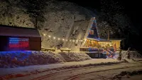 Private lakeside A-frame cabin w/ hot tub, beach, docks, games... 4 season fun! - シャレー