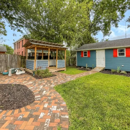 Large newly renovated Cape Victorian 5 blocks from the beach, sleeps 12