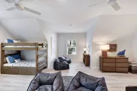Peaceful vacation retreat on SSI within walking distance of beach & Pier Village - 부티크