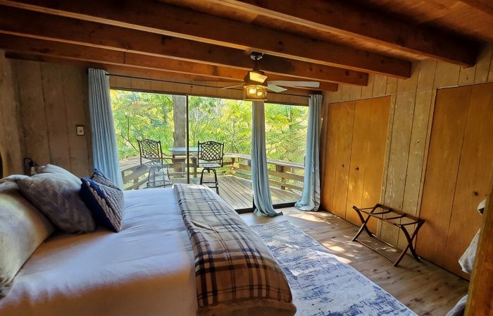 Innsbrook Falls Hideaway - Roomy lakefront Chalet w/ spacious deck & firepit