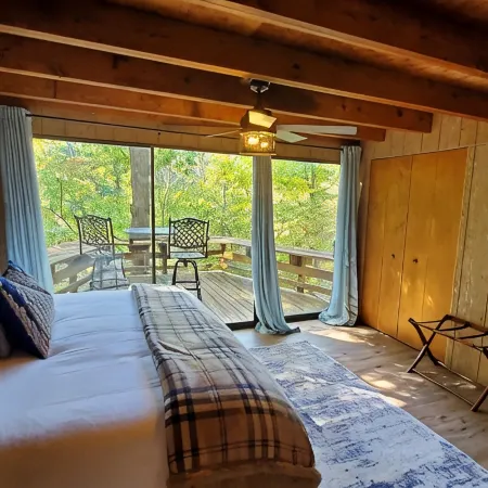 Innsbrook Falls Hideaway - Roomy lakefront Chalet w/ spacious deck & firepit