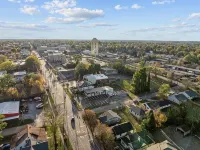 3Br Walkable Downtown Retreat ~ King Bed + Porch - 4 tähden