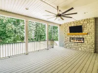 NEW June 2024 -LAKEFRONT 9 King Bedrooms/8 bath! Private Dock and Beach! 2 acres - 4-stjärniga