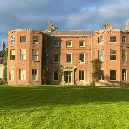 Large, comfortable Manor House near Ludlow with ten en-suite bedrooms.