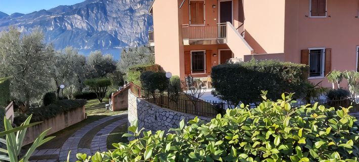 Apartment Agnese with lake view, swimming pool, garage and private garden. Hotels in Brenzone sul Garda