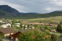 Yellowstone Archview Guesthouse- Stunning Views For Your Ultimate Family Getaway - Wifi