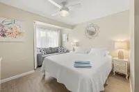 Sunny & Comfy ~ Steps to Siesta Key Beach ~ Pool! - 3-Star