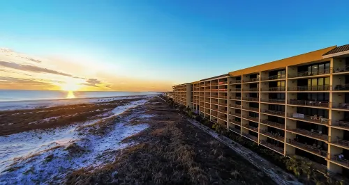 Top Floor with Penthouse Views! Beachfront- 2 Bdrm-2 Bath, 2 Pools and Hot Tub! - ビーチサイド