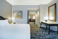 Embassy Suites by Hilton Charleston - Parkplatz