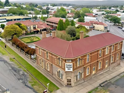 Central Springs Inn Отели рядом с достопримечательностью «Конвент Дейлсфорд»