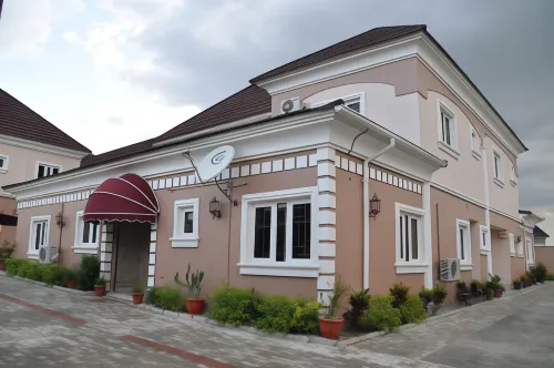 Auris Court Suites & Apartment