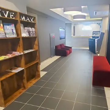 HOTEL LiVEMAX Shinyokohama Отели рядом с достопримечательностью «Железнодорожная станция Кикуна»