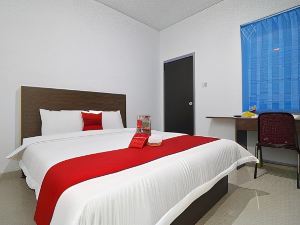 RedDoorz Plus Near Kepri Mall