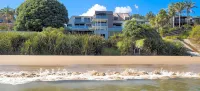 By the Bay Beachfront Apartments Hotel di 