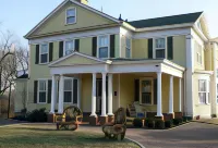 Six Acres Bed & Breakfast Hotels in 