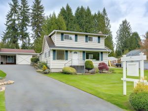 Charming Updated Retreat Walk to Lake Stevens!