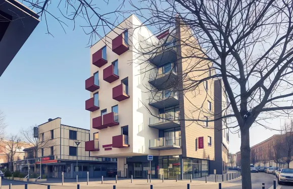 瓦朗西納中心美居酒店