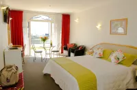 Beachfront Motel Hotels near Pania of the Reef