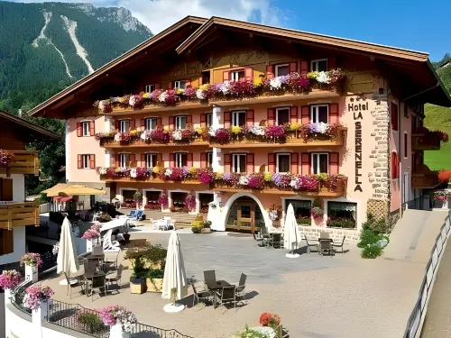 Hotel la Serenella Hôtels à : Moena