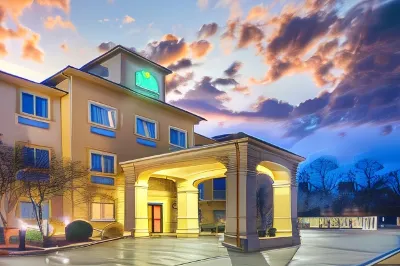 La Quinta Inn & Suites by Wyndham Fort Smith Hotels near United States Marshals Museum